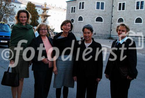 Treffen der Staatsoberhäupter
Damen-Nachmittag
Erbprinzessin Sophie, Verena Schmid (CH), Eva Köhler (D), Margit Fischer (A), Ingeborg Lovcik - Fremdenführerin
Foto: www.siebinger.com