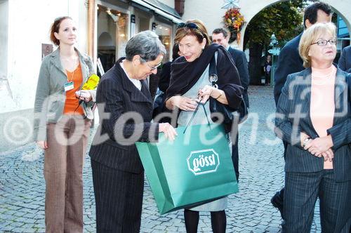 Treffen der Staatsoberhäupter
Damen-Nachmittag
Eva Köhler kaufte bei Gössl - links MArgit Fischer, rechts Verena Schmid
Foto: www.siebinger.com