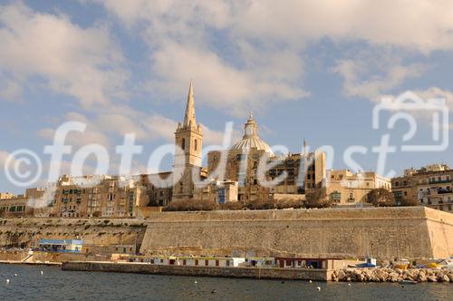 Die prächtige Altstadt von Valletta mit ihren Cathedralen und Wehrmauern von der Fähre nach Sliema aus betrachtet. The historic town of Valletta at the ferry-harbour. Visit: www.visitmalta.com and www.rolfmeierreisen.ch 