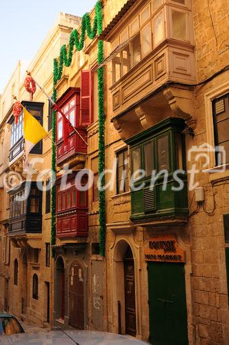 Malta: Traditionelle Baukunst und landes-typische Balkone an den historischen Gebäuden und Häuserzeilen in der Altstadt von Valletta. traditional architecture of historic houses in Valletta on Malta Islands. 
Visit: www.visitmalta.com and www.rolfmeierreisen.ch 