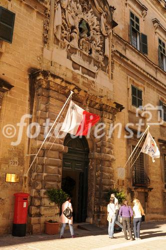 Das maltesische Fremdenverkehrsamt in der Altstadt von Valletta ist eine heissbegehrte Anlaufstelle für die ausländischen Besucher.
The maltese tourist board in the old town of Valletta on Malta Island. 
Visit: www.visitmalta.com and www.rolfmeierreisen.ch 