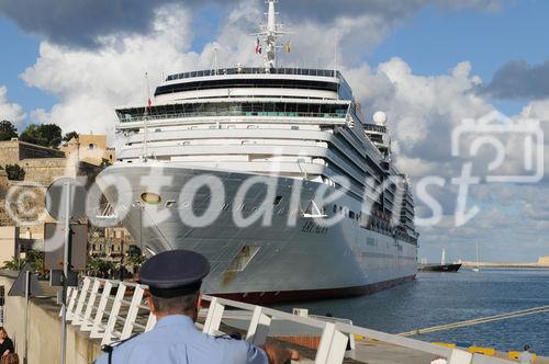 Das Kreuzschiff P&O Arkadia ankert  im Hafen von Valletta auf der Mittelmeer-Insel Malta und wird gut bewacht. The cruise ship P&O Arkadia ankering in the port of Valetta on the Island Malta. 