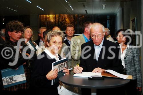 Buchpräsentation und Vernissage im Haus der Stadtgeschichte -  JOHANN BARTH - JOBA: Mensch.Bilder - Salzburg 1950-1975
Viele Signierwünsche beim Autor
Foto: Manfred Siebinger