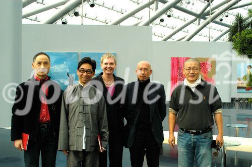 Hangar 7: neue Ausstellung ab 21.10.2005
YCCA - Young Chinese Contempary Art
Zhang Langsheng - Künstler, Chang Tsong-Zung - Kurator, Lioba Reddeker - Koordinatorin HangART-7, Zhang Enli - Künstler, Chen Xi - Künstler
Foto: Manfred Siebinger