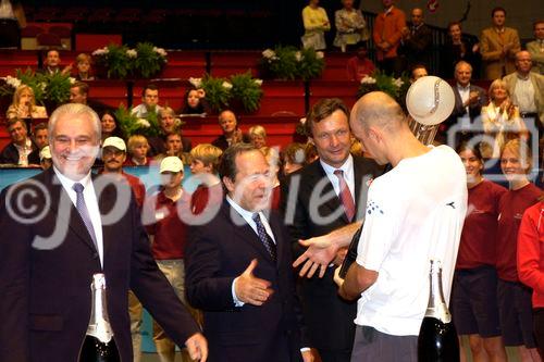 Finale Einzelbewerb - Ivan Ljubicic vs. Juan Carlos Ferrero 6:2, 6:4, 7:6BA-CA Generaldirektor Erich Hampel gratuliert Sieger Ivan Ljubicic 