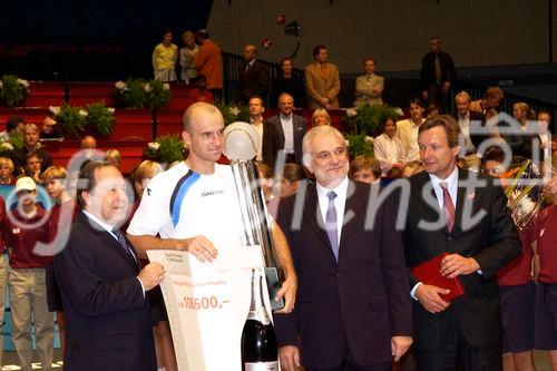 Finale Einzelbewerb - Ivan Ljubicic vs. Juan Carlos Ferrero 6:2, 6:4, 7:6
von links: BA-CA Generaldirektor Erich Hampel, Sieger Ivan Ljubicic, Stadthallendirektor Peter Gruber und Turnierdirektor Peter Feigl