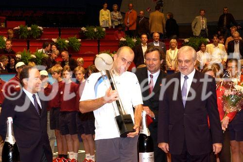 Finale Einzelbewerb - Ivan Ljubicic vs. Juan Carlos Ferrero 6:2, 6:4, 7:6
von links: BA-CA Generaldirektor Erich Hampel, Sieger Ivan Ljubicic, Turnierdirektor Peter Feigl und Stadthallendirektor Peter Gruber