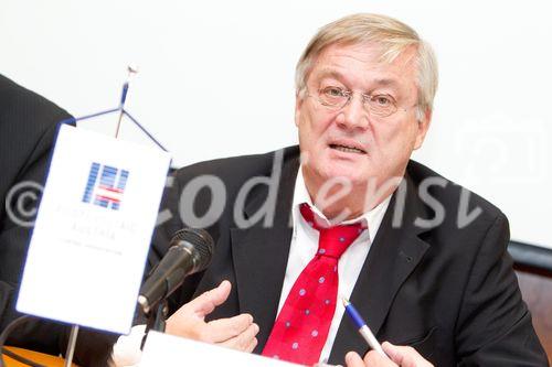 (C)fotodienst/Anna Rauchenberger Wien, 27.10.2010 –  Anlässich der 8. Österreichischen Photovoltaik Tagung fand heute in der Wirtschaftskammer Österreich eine Pressekonferenz statt, wo neue Ansätze der Forschung sowie der Einführung in den Markt präsentiert wurden. FOTO: Dr. Hans Kronberger, Präsident Photovoltaic Austria