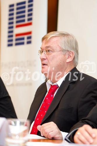 (C)fotodienst/Anna Rauchenberger Wien, 27.10.2010 –  Anlässich der 8. Österreichischen Photovoltaik Tagung fand heute in der Wirtschaftskammer Österreich eine Pressekonferenz statt, wo neue Ansätze der Forschung sowie der Einführung in den Markt präsentiert wurden. FOTO: Dr. Hans Kronberger, Präsident Photovoltaic Austria