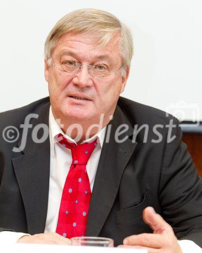 (C)fotodienst/Anna Rauchenberger Wien, 27.10.2010 –  Anlässich der 8. Österreichischen Photovoltaik Tagung fand heute in der Wirtschaftskammer Österreich eine Pressekonferenz statt, wo neue Ansätze der Forschung sowie der Einführung in den Markt präsentiert wurden. FOTO: Dr. Hans Kronberger, Präsident Photovoltaic Austria