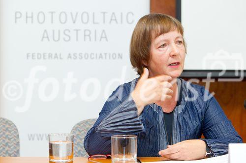 (C)fotodienst/Anna Rauchenberger Wien, 27.10.2010 –  Anlässich der 8. Österreichischen Photovoltaik Tagung fand heute in der Wirtschaftskammer Österreich eine Pressekonferenz statt, wo neue Ansätze der Forschung sowie der Einführung in den Markt präsentiert wurden. FOTO: Dr. Dagmar Everding, Architektin und Planerin