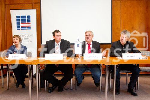 (C)fotodienst/Anna Rauchenberger Wien, 27.10.2010 –  Anlässich der 8. Österreichischen Photovoltaik Tagung fand heute in der Wirtschaftskammer Österreich eine Pressekonferenz statt, wo neue Ansätze der Forschung sowie der Einführung in den Markt präsentiert wurden. FOTO v.l.: Dr. Dagmar Everding, Architektin und Planerin, DI Hubert Fechner, FH Technikum Wien, Dr. Hans Kronberger, Präsident Photovoltaic Austria, DI Ingmar Höbarth, Klima- und Energiefonds