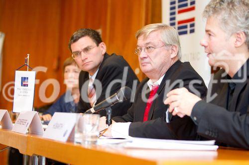 (C)fotodienst/Anna Rauchenberger Wien, 27.10.2010 –  Anlässich der 8. Österreichischen Photovoltaik Tagung fand heute in der Wirtschaftskammer Österreich eine Pressekonferenz statt, wo neue Ansätze der Forschung sowie der Einführung in den Markt präsentiert wurden. FOTO v.l.: Dr. Dagmar Everding, Architektin und Planerin, DI Hubert Fechner, FH Technikum Wien, Dr. Hans Kronberger, Präsident Photovoltaic Austria, DI Ingmar Höbarth, Klima- und Energiefonds