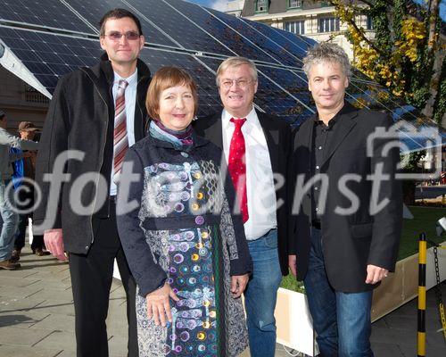 (C)fotodienst/Anna Rauchenberger Wien, 27.10.2010 –  Anlässich der 8. Österreichischen Photovoltaik Tagung fand heute in der Wirtschaftskammer Österreich eine Pressekonferenz statt, wo neue Ansätze der Forschung sowie der Einführung in den Markt präsentiert wurden. FOTO v.l.: DI Hubert Fechner, FH Technikum Wien, Dr. Dagmar Everding, Architektin und Planerin, Dr. Hans Kronberger, Präsident Photovoltaic Austria, DI Ingmar Höbarth, Klima- und Energiefonds.