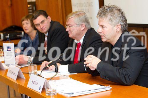 (C)fotodienst/Anna Rauchenberger Wien, 27.10.2010 –  Anlässich der 8. Österreichischen Photovoltaik Tagung fand heute in der Wirtschaftskammer Österreich eine Pressekonferenz statt, wo neue Ansätze der Forschung sowie der Einführung in den Markt präsentiert wurden. FOTO v.l.: Dr. Dagmar Everding, Architektin und Planerin, DI Hubert Fechner, FH Technikum Wien, Dr. Hans Kronberger, Präsident Photovoltaic Austria, DI Ingmar Höbarth, Klima- und Energiefonds