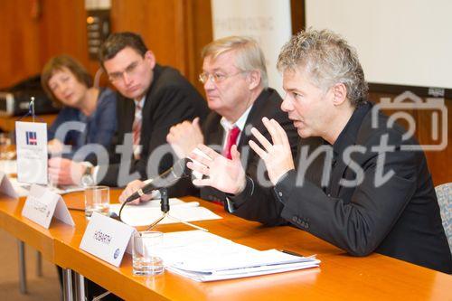 (C)fotodienst/Anna Rauchenberger Wien, 27.10.2010 –  Anlässich der 8. Österreichischen Photovoltaik Tagung fand heute in der Wirtschaftskammer Österreich eine Pressekonferenz statt, wo neue Ansätze der Forschung sowie der Einführung in den Markt präsentiert wurden. FOTO v.l.: Dr. Dagmar Everding, Architektin und Planerin, DI Hubert Fechner, FH Technikum Wien, Dr. Hans Kronberger, Präsident Photovoltaic Austria, DI Ingmar Höbarth, Klima- und Energiefonds