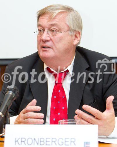 (C)fotodienst/Anna Rauchenberger Wien, 27.10.2010 –  Anlässich der 8. Österreichischen Photovoltaik Tagung fand heute in der Wirtschaftskammer Österreich eine Pressekonferenz statt, wo neue Ansätze der Forschung sowie der Einführung in den Markt präsentiert wurden. FOTO: Dr. Hans Kronberger, Präsident Photovoltaic Austria