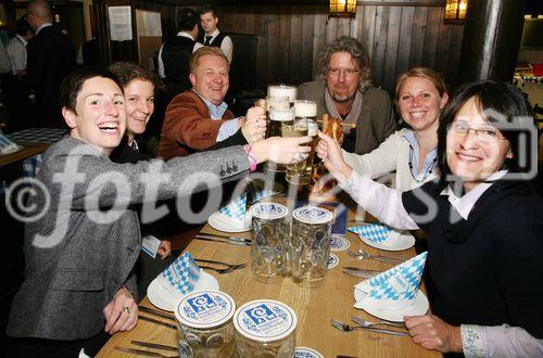 (c) Marion Vogel: Die Social Media Conference http://www.socialmediaconference.de  vom 25. bis 26. Oktober im Hotel Le Méridien in München betrachtet die sozialen Medien aus unterschiedlichen Blickwinkeln. Während am ersten Konferenztag die Bereiche Markenbildung und -führung sowie das Thema Krisen-PR im Vordergrund standen, widmet sich Tag zwei der Veranstaltung ganz den sozialen Medien in der Unternehmenskommunikation und ihren Auswirkungen auf die Unternehmensorganisation.