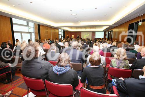 (c) Marion Vogel: Die Social Media Conference http://www.socialmediaconference.de  vom 25. bis 26. Oktober im Hotel Le Méridien in München betrachtet die sozialen Medien aus unterschiedlichen Blickwinkeln. Während am ersten Konferenztag die Bereiche Markenbildung und -führung sowie das Thema Krisen-PR im Vordergrund standen, widmet sich Tag zwei der Veranstaltung ganz den sozialen Medien in der Unternehmenskommunikation und ihren Auswirkungen auf die Unternehmensorganisation.