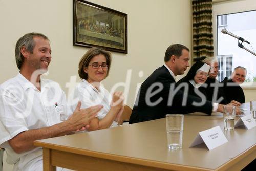 Mitarbeiterinformationsveranstaltung, Elisabethinen Krankenhaus Klagenfurt
vl: Dr. Manfred Kuschnig (med. Direktor) , DGKS Mag. Beate Czegka (Pflegedirektion) , Mag. Michael Steiner (kaufm. Leiter barmherzige Brüder St. Veit) , Sr. Oberin Consolata Hassler (Oberin Elisabethinen) , Pater Provinziale Paulus Kohla (barmherzige Brüder Österreich) , Pater Prior Pius Volk (geistl. Leiter St. Veit)