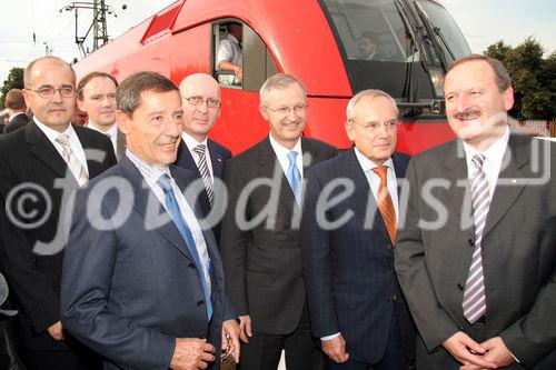 Bahnhof Mosonmagyaróvár vor ÖBB-Lok, v.l.  Gábor Dióssy (Undersecretary of  State of Economy and Transport Hungary),  Serge Tchuruk (Chairman and CEO Alcatel),  Martin Huber(Vorstandsdir. d. ÖBB-Holding AG),  Friedrich Smaxwil (Transportation Systems Siemens), Jacques Barrot (EU-Verkehrskommissar), Hubert Gorbach(Vizekanzler u. Bundesminister für Verkehr Österreich)