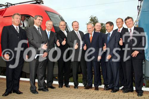 Bahnhof Mosonmagyaróvár vor ÖBB-Lok u. MÁV Lok - v.l.  Alfred Veider (Transport Solutions General Manager Alcatel), Gyula Gaál (Präsident d. Ungarischen Staatsbahn), 
Friedrich Smaxwil (Transportation Systems Siemens), Gábor Dióssy (Undersecretary of  State of Economy and Transport Hungary), Hubert Gorbach(Vizekanzler u. Bundesminister für Verkehr Österreich), Jacques Barrot (EU-Verkehrskommissar), Martin Huber(Vorstandsdir. d. ÖBB-Holding AG),  Serge Tchuruk (Chairman and CEO Alcatel), Alfred Zimmermann (Vorstandsdir. D. ÖBB-Infrastruktur Betrieb AG), László Mosóczi (Dir. Infrastruktur d. Ungarischen Staatsbahn)
