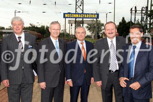 Bahnhof Mosonmagyaróvár - v.l. Dr. Wolfgang Röss (Bereichsleiter Rail Automation&Power v. Transportation Systems Siemens AG Österreich), Friedrich Smaxwil (Transportation Systems Siemens), Jacques Barrot (EU-Verkehrskommissar), Hubert Gorbach(Vizekanzler u. Bundesminister für Verkehr Österreich), Serge Tchuruk (Chairman and CEO Alcatel), 