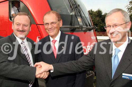 Bahnhof Mosonmagyaróvár vor ÖBB-Lok, v.l. Hubert Gorbach(Vizekanzler u. Bundesminister für Verkehr Österreich), Alfred Zimmermann (Vorstandsdir. D. ÖBB-Infrastruktur Betrieb AG), Friedrich Smaxwil (Transportation Systems Siemens)