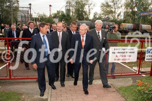 Betretten den Bahnhof in Mosonmagyaróvár - v.l. Serge Tchuruk (Chairman and CEO Alcatel), Hubert Gorbach(Vizekanzler u. Bundesminister für Verkehr Österreich), Alfred Veider (Transport Solutions General Manager Alcatel), Friedrich Smaxwil (Transportation Systems Siemens), Jacques Barrot (EU-Verkehrskommissar), Dr. Wolfgang Röss (Bereichsleiter Rail Automation&Power v. Transportation Systems Siemens AG Österreich)