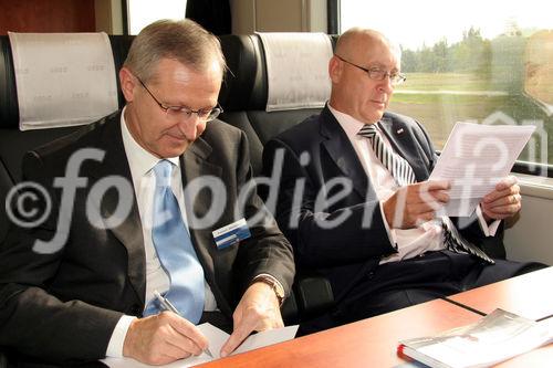 Fahrt im Zug nach Mosonmagyaróvár v.l. Friedrich Smaxwil (Transportation Systems Siemens), Martin Huber(Vorstandsdir. d. ÖBB-Holding AG)