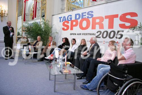 auf der Couch, v.l.: Dr. Franz Löschnak (Präsident d. Österreichischen Bundes-Sportorganisation), Mag. Karl Schweitzer (Sportsstaatssekretär), Mirna Jukic (Schwimmen), Lin Jia (Tischtennis), Victoria Max-Theurer (Dressurreiten), Dr. Erich Haas (Leiter d. Philatelie d. Österreichischen Post), Caroline Weber (Rhythmische Gymnastik), Thomas Geierspichler (Rollstuhlsport)