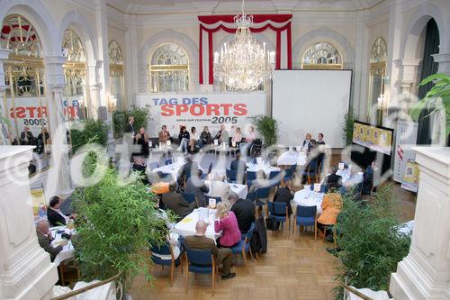 Tag des Sports, auf der Couch, v.l.: Dr. Franz Löschnak (Präsident d. Österreichischen Bundes-Sportorganisation), Mag. Karl Schweitzer (Sportsstaatssekretär), Mirna Jukic (Schwimmen), Lin Jia (Tischtennis), Victoria Max-Theurer (Dressurreiten), Dr. Erich Haas (Leiter d. Philatelie d. Österreichischen Post), Caroline Weber (Rhythmische Gymnastik), Thomas Geierspichler (Rollstuhlsport)