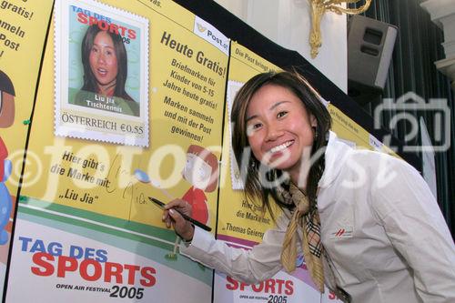 Tag des Sports: Lin Jia (Tischtennis) beim Signieren der Sondermarkenplakate