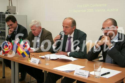 European Space Policy Institute, v.l.: Jakub Ryzenko (Polish Space Office, Poland), Jacques Blamont, Francois Auque (EADS-Space, France), Vincent Sabathier.