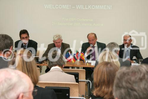 European Space Policy Institute, v.l.: Jakub Ryzenko (Polish Space Office, Poland), Jacques Blamont, Francois Auque (EADS-Space, France), Vincent Sabathier.