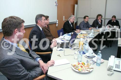 Friedrich Mostböck (Head of Group Research) vor Journalisten über den globalen Aktien- Zins- und Währungsausblick.