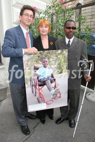 v.l.: Mag. Rupert Roniger (Geschäftsführer LICHT FÜR DIE WELT), Chris Lohner (Good Will Ambassador LICHT FÜR DIE WELT), Henry Wimile (Generalsekretär Information Centre on Disability, Dar es Salam, Tansania)