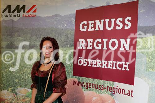 Pressekonferenz Genussregion Österreich, Grazer Burg, Weißer Saal. 
Charmanter Gast aus den Regionen vor Plakatwand.