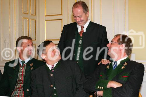 Pressekonferenz Genussregion Österreich, Grazer Burg, Weißer Saal, Johann Seitinger (Agrarlandesrat Steiermark) begrüßt Bürgermeister der Regionen.