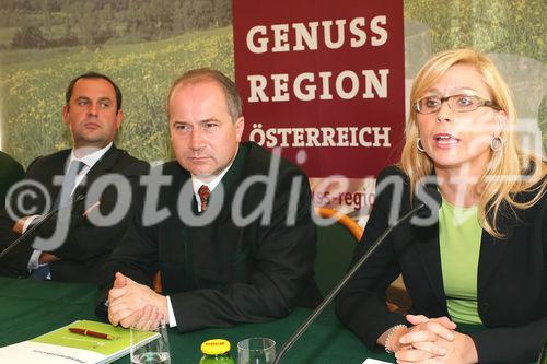 Pressekonferenz Genussregion Österreich, Grazer Burg, Weißer Saal. 
Von li. n. re., Josef Pröll (BM für Land- und Forstwirtschaft, Umwelt Wasserwirtschaft), Johann Seitinger (Agrarlandesrat Steiermark), Mag. Corinna Tinkler (Pressesprecherin - Leiterin Unternehmenskommunikation der Billa AG)