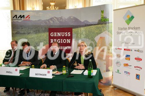 Pressekonferenz Genussregion Österreich, Grazer Burg, Weißer Saal. Sitzend, von li. nach re., Ök.Rat. Gerhard Wlodkowski (Aufsichtsrats-Vorsitzender AMA Marketing GmbH), Josef Pröll (BM für Land- und Forstwirtschaft, Umwelt Wasserwirtschaft), Johann Seitinger (Agrarlandesrat Steiermark), Mag. Corinna Tinkler (Pressesprecherin -  Leiterin Unternehmenskommunikation der Billa AG)