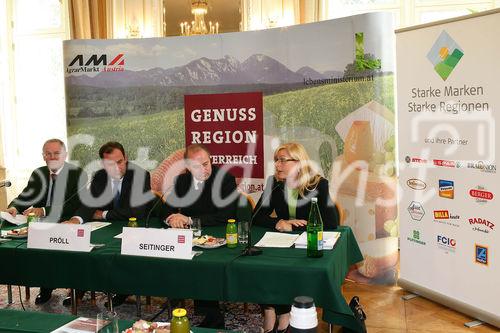 Pressekonferenz Genussregion Österreich, Grazer Burg, Weißer Saal. Sitzend, von li. nach re., Ök.Rat. Gerhard Wlodkowski (Aufsichtsrats-Vorsitzender AMA Marketing GmbH), Josef Pröll (BM für Land- und Forstwirtschaft, Umwelt Wasserwirtschaft), Johann Seitinger (Agrarlandesrat Steiermark), Mag. Corinna Tinkler (Pressesprecherin -  Leiterin Unternehmenskommunikation der Billa AG)