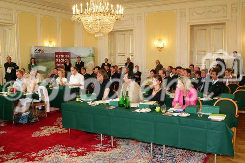 Pressekonferenz Genussregion Österreich, Grazer Burg, Weißer Saal, Pressevertreter und Bürgermeister der Regionen.