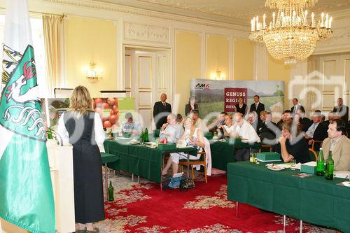 Pressekonferenz Genussregion Österreich, Grazer Burg, Weißer Saal, Pressevertreter und Bürgermeister der Regionen.
