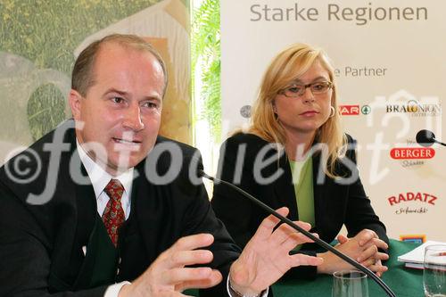 Pressekonferenz Genussregion Österreich, Grazer Burg, Weißer Saal. Von li. n. re., Johann Seitinger (Agrarlandesrat Steiermark), Mag. Corinna Tinkler (Pressesprecherin - Leiterin Unternehmenskommunikation der Billa AG)