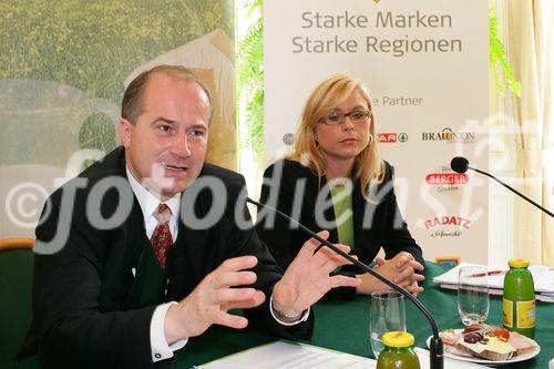 Pressekonferenz Genussregion Österreich, Grazer Burg, Weißer Saal. Von li. n. re., Johann Seitinger (Agrarlandesrat Steiermark), Mag. Corinna Tinkler (Pressesprecherin - Leiterin Unternehmenskommunikation der Billa AG)