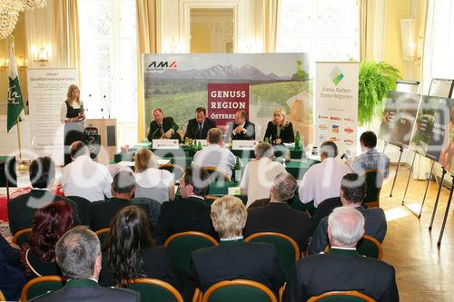 Pressekonferenz Genussregion Österreich, Grazer Burg, Weißer Saal. Vorne sitzend, von li. nach re., Ök.Rat. Gerhard Wlodkowski (Aufsichtsrats-Vorsitzender AMA Marketing GmbH), Josef Pröll (BM für Land- und Forstwirtschaft, Umwelt Wasserwirtschaft), Johann Seitinger (Agrarlandesrat Steiermark), Mag. Corinna Tinkler (Pressesprecherin -  Leiterin Unternehmenskommunikation der Billa AG)