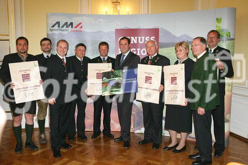 Pressekonferenz Genussregion Österreich, Grazer Burg, Weißer Saal, Gruppenbild mit Josef Pröll (BM für Land- und Forstwirtschaft, Umwelt Wasserwirtschaft), Johann Seitinger (Agrarlandesrat Steiermark), Ök.Rat. Gerhard Wlodkowski (Aufsichtsrats-Vorsitzender AMA Marketing GmbH), nach Urkundenüberreichung an Bürgermeister der Regionen.