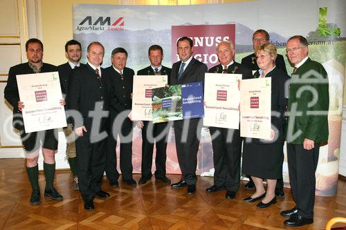 Pressekonferenz Genussregion Österreich, Grazer Burg, Weißer Saal, Gruppenbild mit Josef Pröll (BM für Land- und Forstwirtschaft, Umwelt Wasserwirtschaft), Johann Seitinger (Agrarlandesrat Steiermark), Ök.Rat. Gerhard Wlodkowski (Aufsichtsrats-Vorsitzender AMA Marketing GmbH), nach Urkundenüberreichung an Bürgermeister der Regionen.