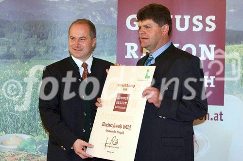 Pressekonferenz Genussregion Österreich, Grazer Burg, Weißer Saal, Urkundenübergabe an Bürgermeister der Apfelregion.